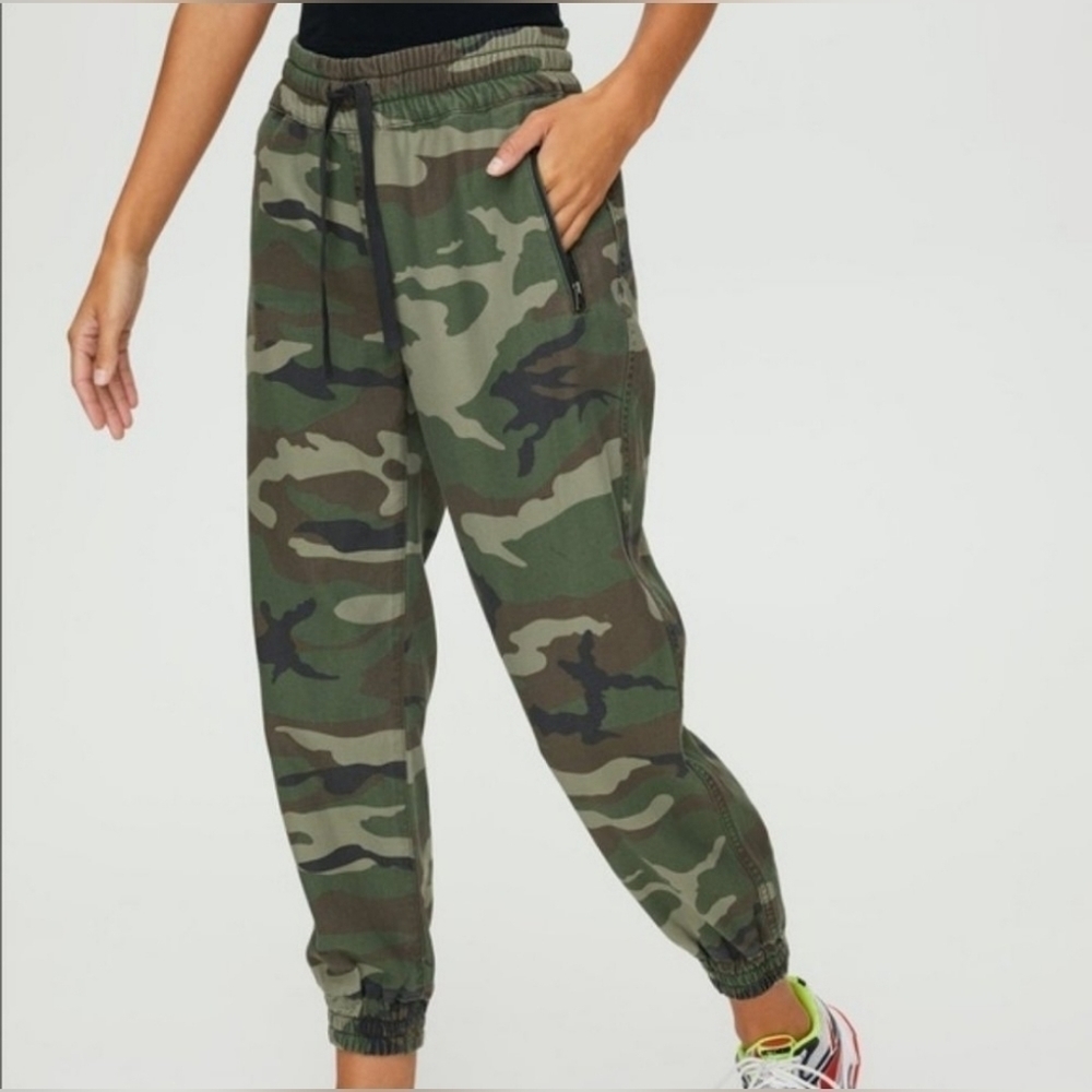 Aritzia TNA Alix Camo Pants Women's Size XXS
